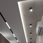 Натяжные потолки с подсветкой: сочетание элегантности и функциональности